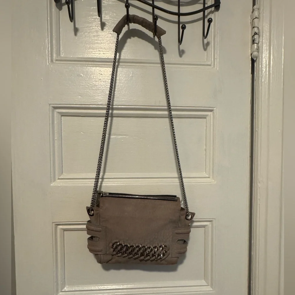❤️🔥❤️🔥 Be & D Elegant Tan with Silver Chain Shoulder Bag - Picture 1 of 7